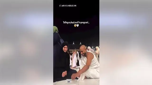 زوجة تفاجئ زوجها بخبر حملها أمام الكعبة.. ورد فعله يخطف القلوب (فيديو)