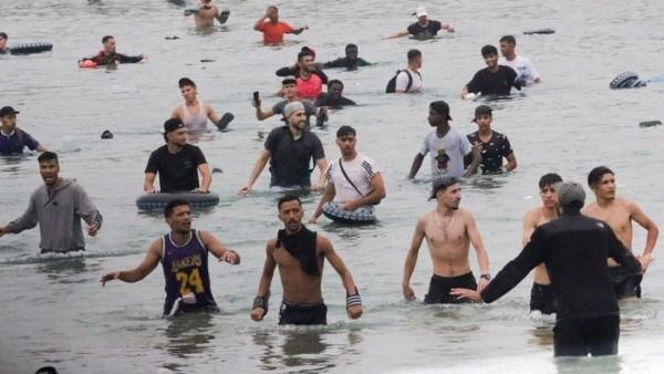 إسبانيا تعتزم نقل نحو 500 قاصر غير مصحوبين بذويهم من سبتة إلى البر الرئيسي