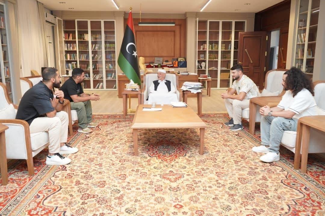 عقيلة صالح يلتقي الشباب الرياضيين الليبيين المفرج عنهم من السجون الإيطالية