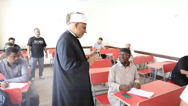 رئيس "المعاهد الأزهرية" يتفقد امتحانات الدور الثاني للثانوية والإعدادية بمعهد البعوث