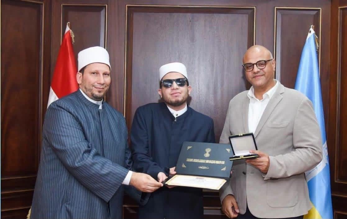 محافظ الإسكندرية يكرم أوائل الثانوية الأزهرية.. ويؤكد: تفوقهم يعكس ريادة الأزهر في بناء العقول