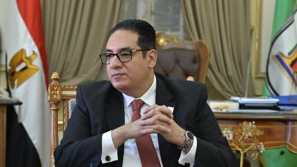 رئيس جامعة القاهرة يهنئ الدكتور محمود صديق بتكليفه قائما بأعمال رئيس جامعة الأزهر