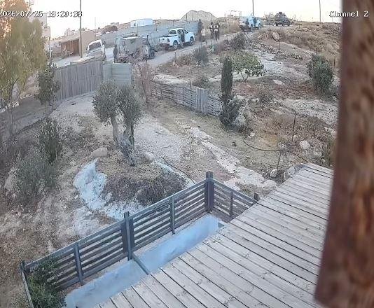 جيش الاحتلال الإسرائيلي يطارد فلسطينيا بزعم انتزاع سلاح مستوطن جنوب الخليل