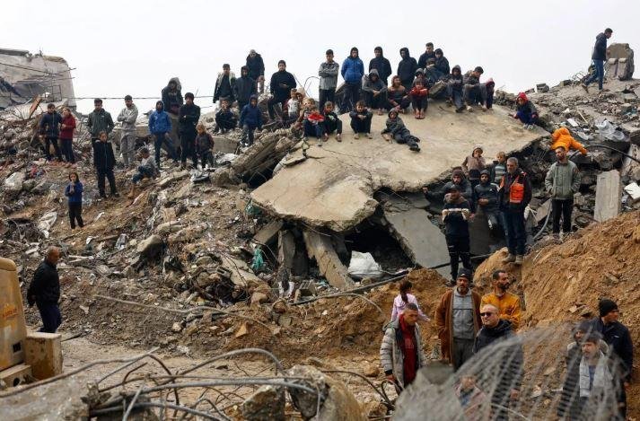 انتشال رفات 112 فلسطينيا من تحت أنقاض منازل دمرتها إسرائيل بقطاع غزة