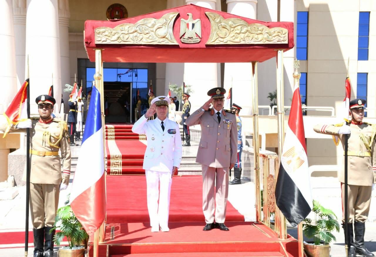 وزير الدفاع والفريق أحمد خليفة يلتقيان رئيس هيئة الأركان العامة للجيوش الفرنسية