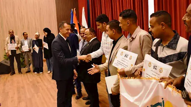 أنقذوا 7 أطفال أثناء الحريق.. محافظ أسوان يكرم تمريض المستشفى الجامعي