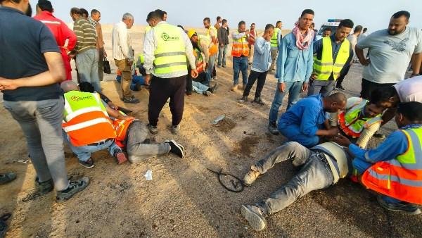إصابة 14 شخصا إثر انقلاب ميكروباص بطريق رأس غارب - الغردقة