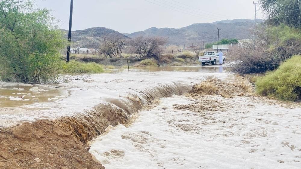 أمطار غزيرة تعزل طرقا وتقطع الكهرباء في العقيق