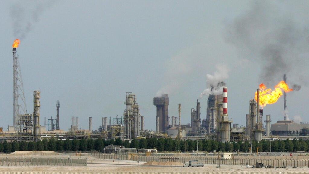 إغلاق مضيق هرمز يدفع دول الخليج إلى البحث عن بدائل جديدة لتصدير نفطها