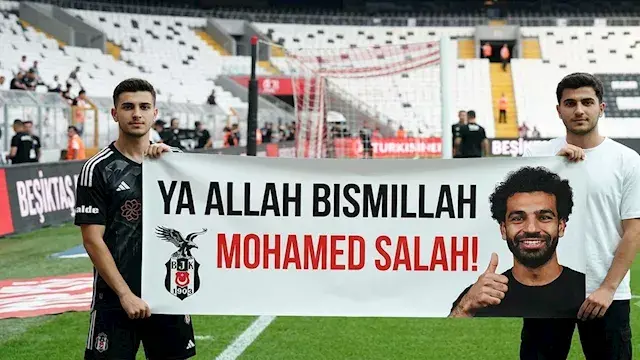طلاب أتراك يطالبون بشكتاش بالتعاقد مع صلاح خلال حفل تخرجهم