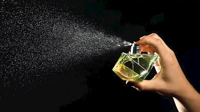 هل رش العطور على الجسم يسبب السرطان؟.. استشاري جلدية توضح