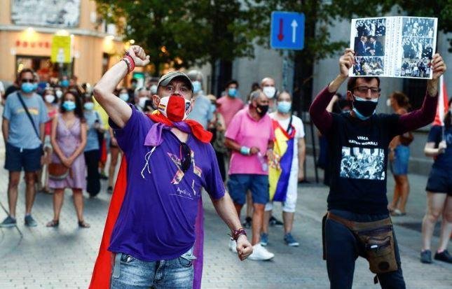 إسبانيا: آلاف المتظاهرين في مايوركا يحتجون على السياحة الجماعية ويطالبون بالحد من أعداد الزوار