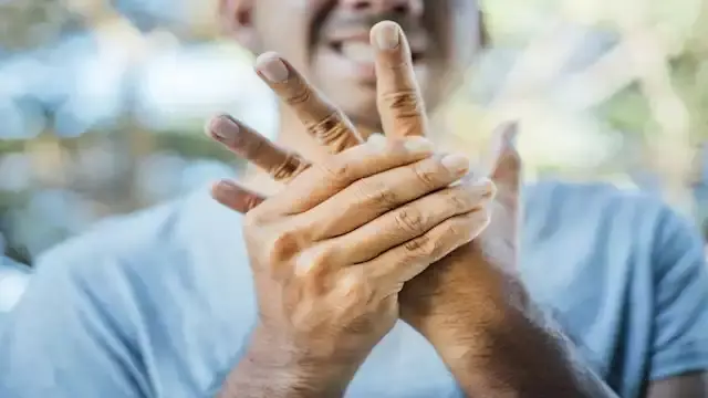 أسباب غير متوقعة وراء تنميل اليدين.. متى يجب الانتباه؟