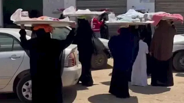 كرم الشراقوة.. السيدات تحمل الطعام للمعزين في ضحايا حادث الدواويس -صور