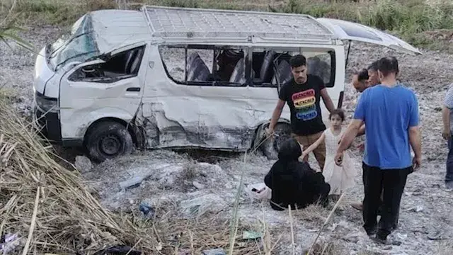 عجلة القيادة اختلت.. إصابة 10 أشخاص في انقلاب ميكروباص بالفيوم