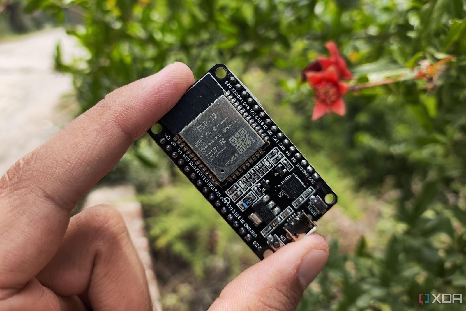 This ESP32 flight tracker shows what's in the sky around you, and it installs from a browser