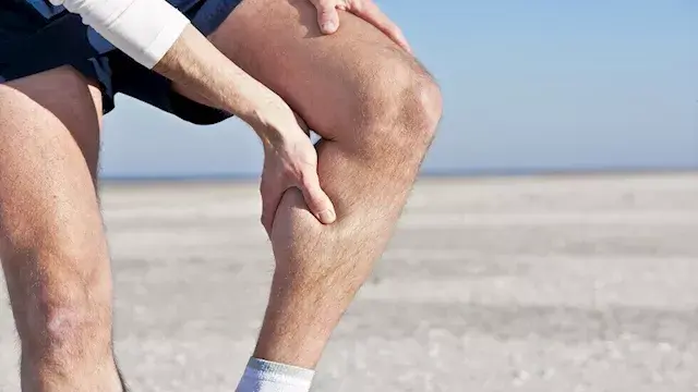 تشنجات الساق الليلية.. لماذا تحدث وكيف يمكن الوقاية منها؟