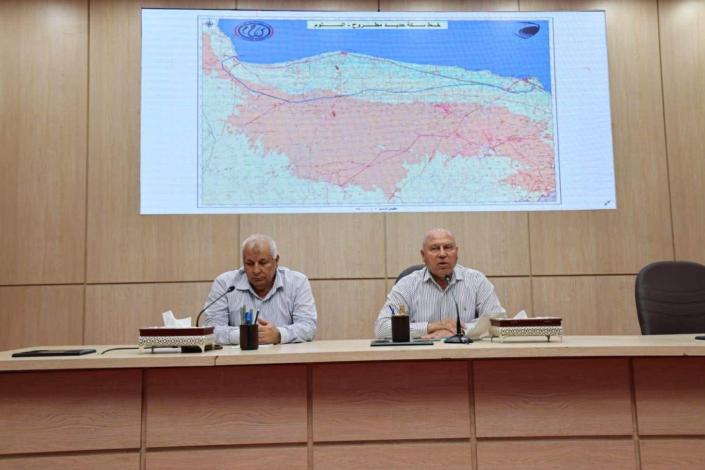 وزير النقل ومحافظ مطروح يبحثان مع مشايخ القبائل تطوير خط سكة حديد مطروح - السلوم