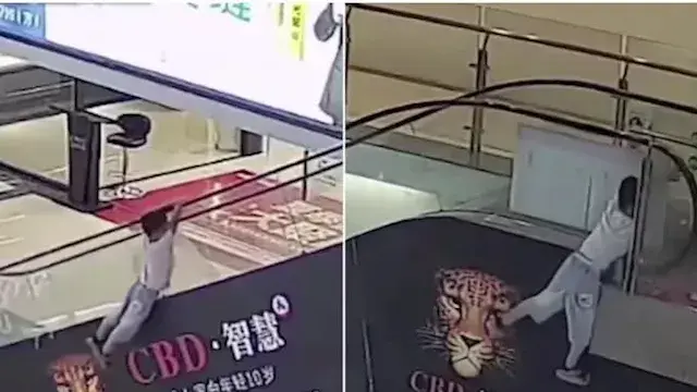 لحظات مرعبة.. طفل علق بالسلم الكهربائي وهذا ما حدث له (فيديو)