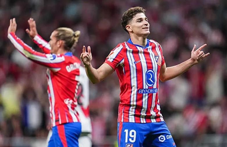 برشلونة يتراجع عن صفقة جوليان ألفاريز ويبحث عن بديل جديد