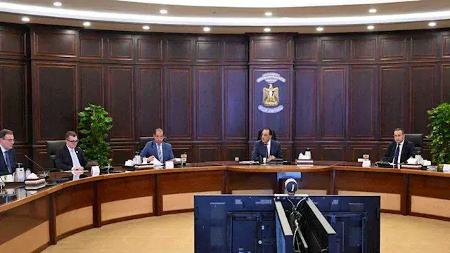 رئيس الوزراء يراجع إجراءات التعيين والترقيات بالجهاز الإداري