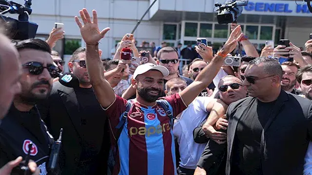 إقبال كبير على التذاكر.. صحيفة تركية ترصد آراء الجماهير عن انتقال صلاح إلى طرابزون