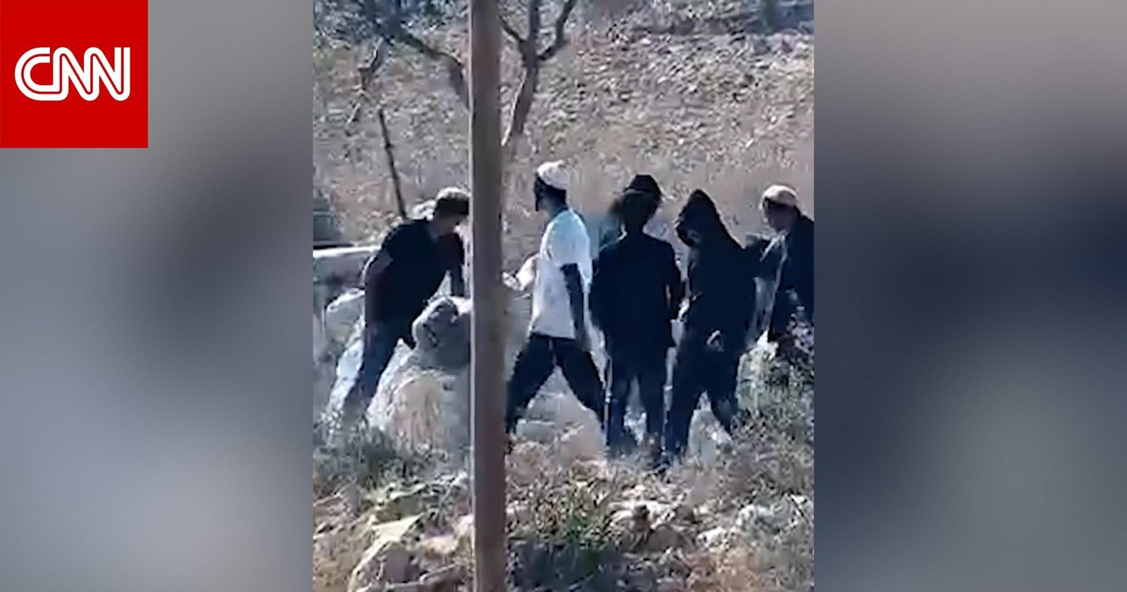 مستوطنون إسرائيليون يحاصرون منازل فلسطينية.. شاهد ما رصده مراسلنا