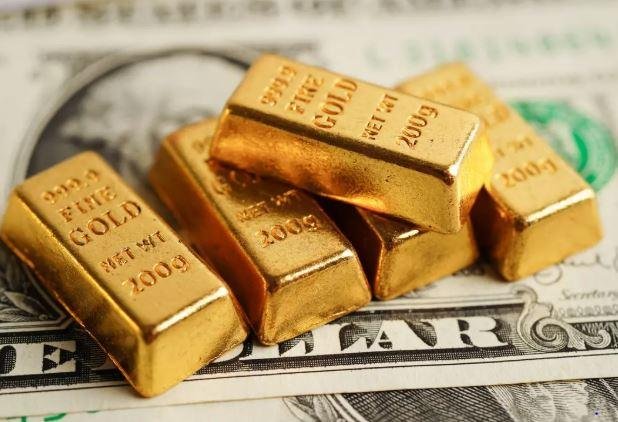 عالميا.. الذهب يتراجع وسط ترقب قرار الفيدرالي الأمريكي وارتفاع الدولار