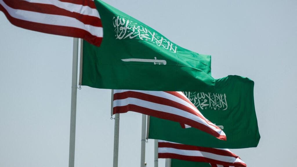 مباشر: إيران تحذّر الدول الخليجية من مغبّة توفير المساعدة للجيش الأمريكي