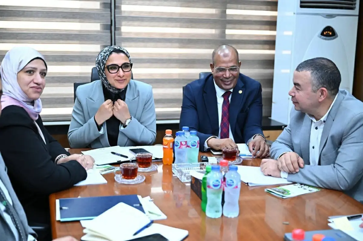 محافظ الوادى الجديد تبحث مستجدات مشروع «إدارة موارد المياه واستخدامات الأراضى»