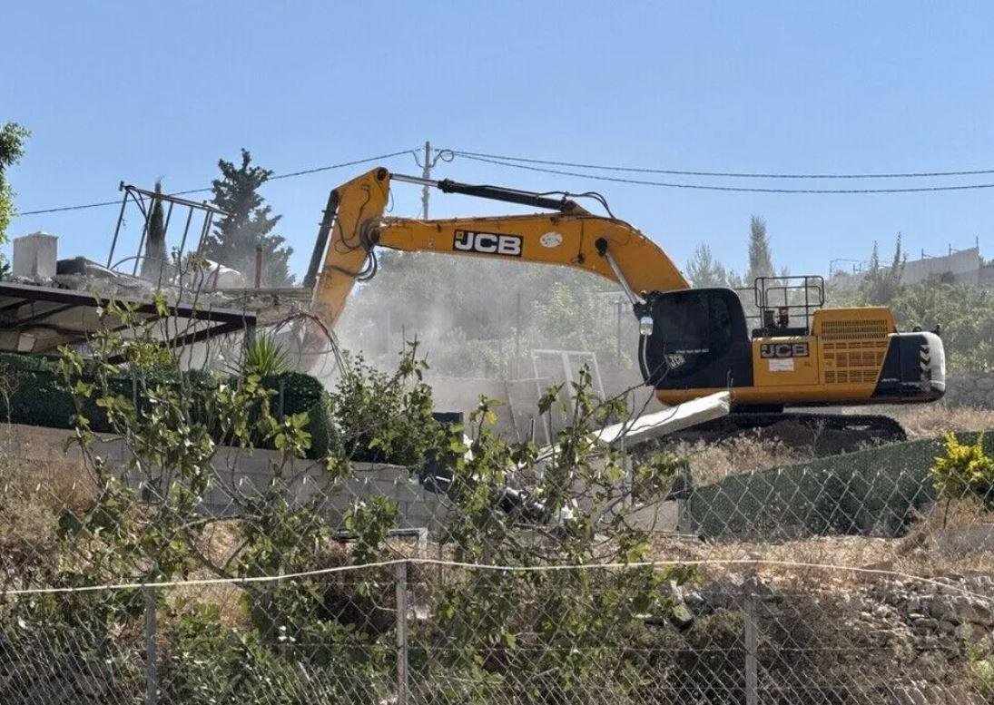 جيش الاحتلال الإسرائيلي يهدم 3 منازل في بيت لحم ويصيب فلسطينيين
