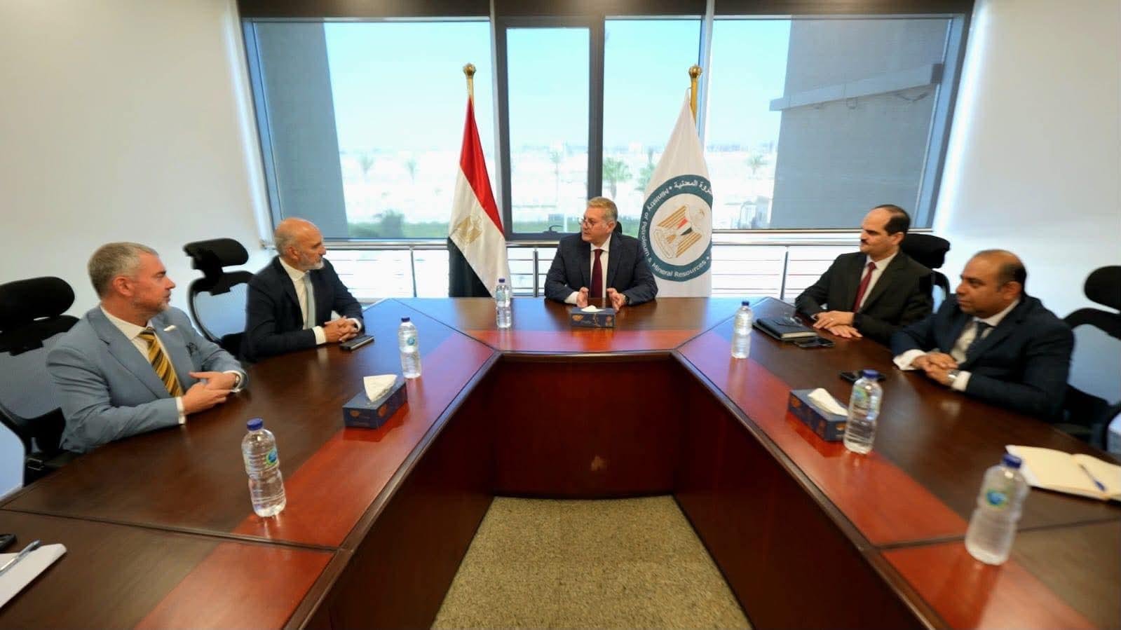 وزير البترول يبحث آليات تنفيذ ربط اكتشافات الشركة في قبرص بالبنية التحتية المصرية