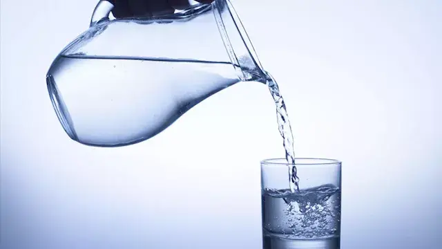 الإفراط في شرب الماء.. متى يتحول الترطيب إلى مشكلة؟