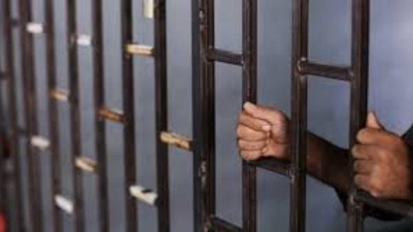 حبس شخص متهم بسرقة حقيبة سيدة في التجمع