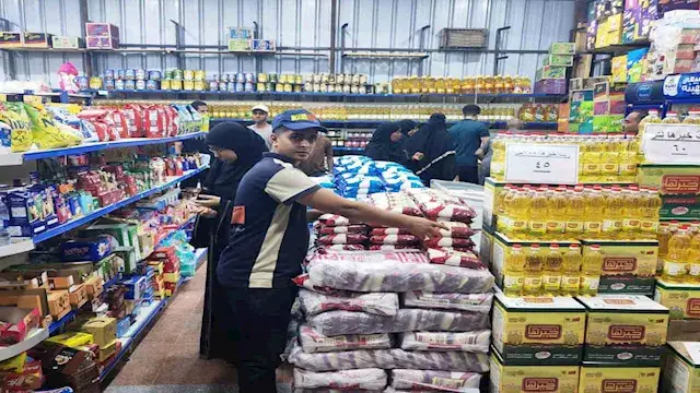بالصور- تخفيضات كبيرة تجذب المواطنين في مهرجان التسوق الأول بأسوان