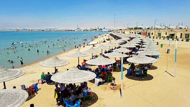 مصيف على قد الإيد.. "شاطئ السوايسة" ملاذ الأسر هربًا من الحر (صور)