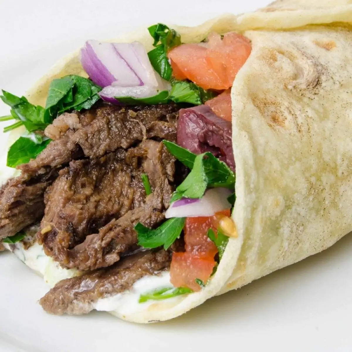 « بنص كيلو وبطعم المطاعم».. طريقة عمل شاورما اللحمة في البيت
