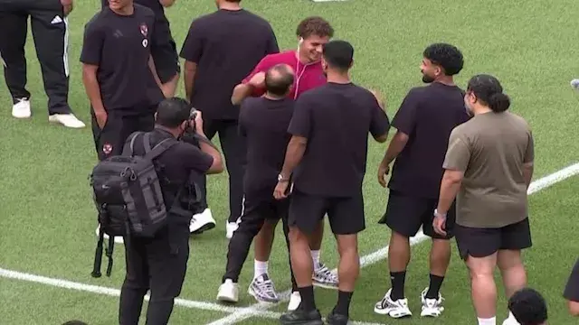 أصدقاء الأمس.. حمزة عبدالكريم يصافح لاعبي الأهلي قبل مواجهة كأس خوان جامبر