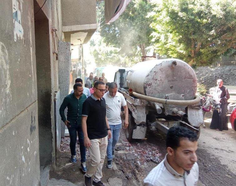 محافظ المنيا يكلف نائبه بمتابعة ظهور مياه جوفية في شوارع قرية منسافيس بأبوقرقاص