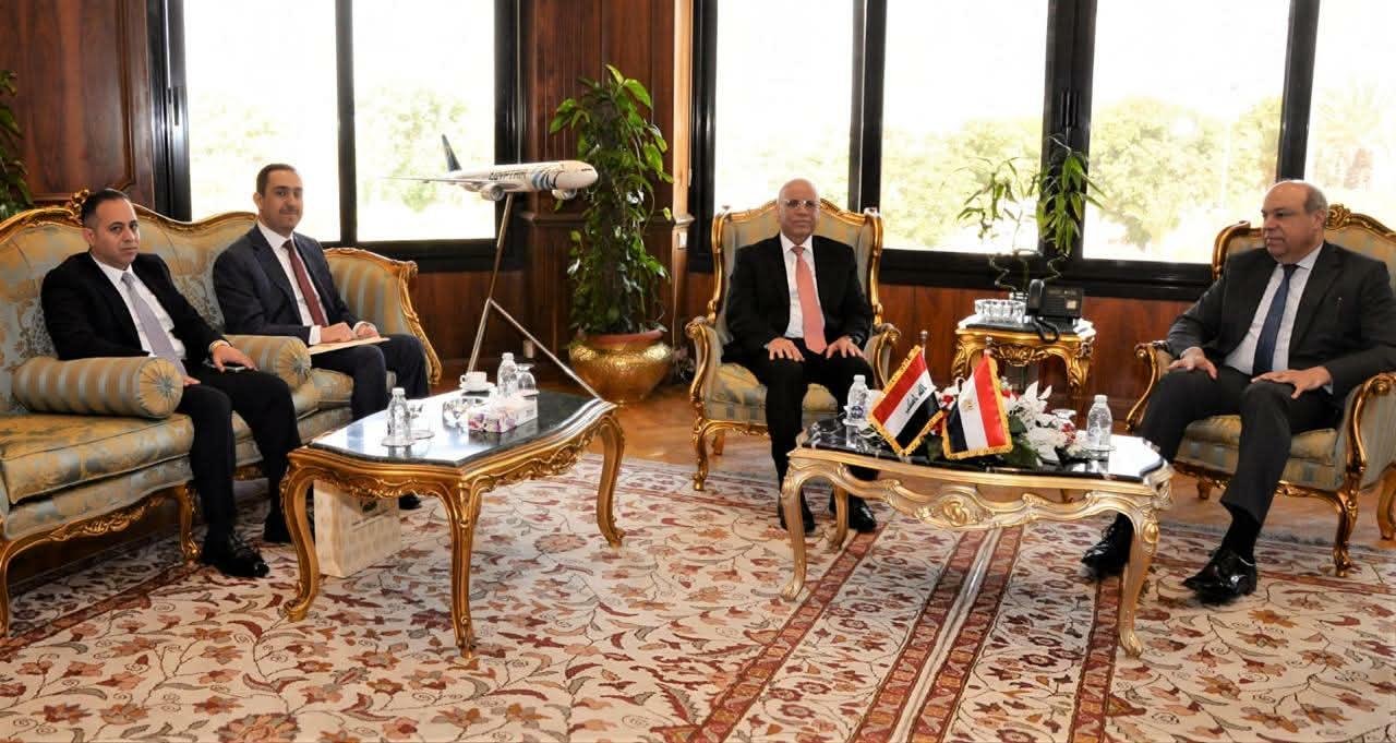 وزير الطيران المدني يبحث مع سفير العراق بالقاهرة تبادل الخبرات بين البلدين في مختلف المجالات