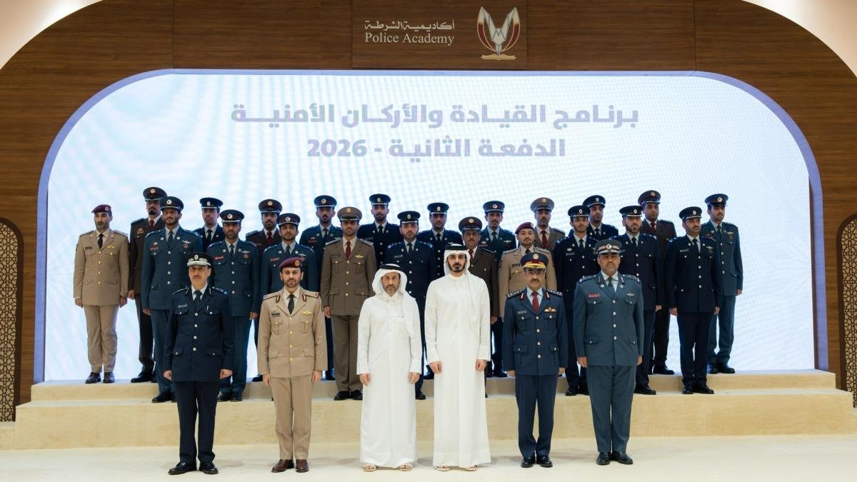 وزير الداخلية يشهد حفل تخريج الدفعة الثانية من منتسبي برنامج القيادة والأركان الأمنية