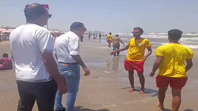 بعد فقدان شاب.. إخلاء شاطئ بورسعيد ومنع نزول البحر -صور