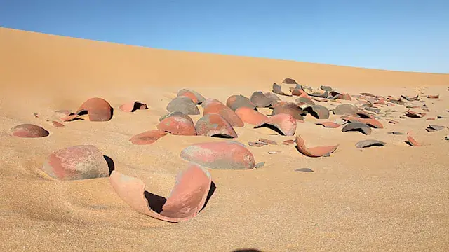 نقوش ملكية وأوانٍ فخارية.. ماذا يخفي درب أبو بلاص في صحراء الوادي الجديد (صور)