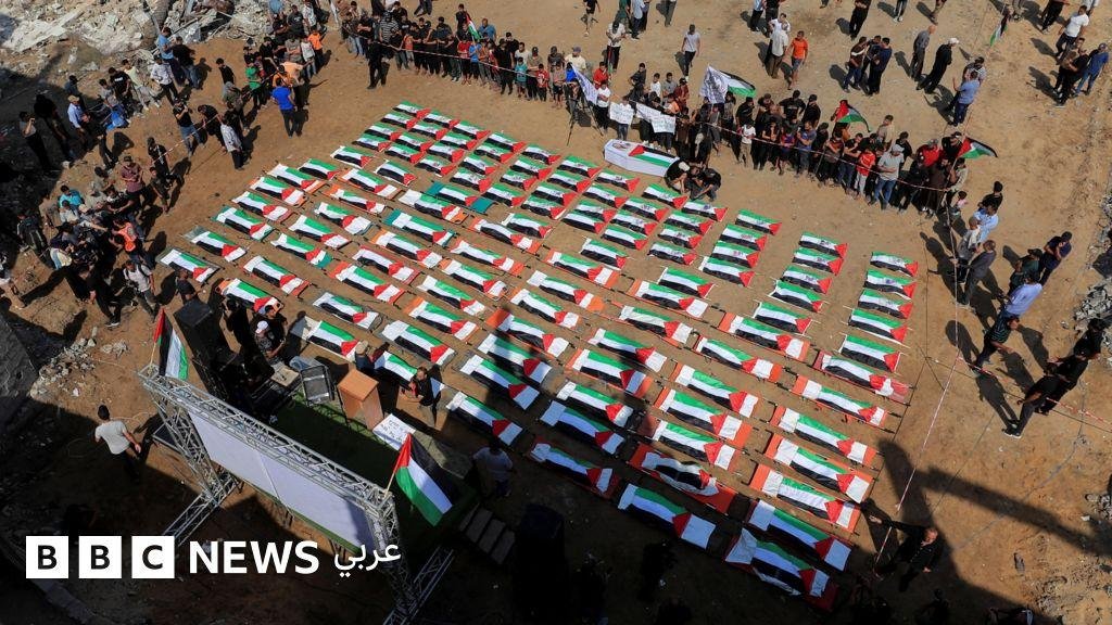 "دُفنوا في قبر واحد": غزّة تُشيّع 112 جثماناً في أكبر جنازات القطاع منذ بدء الحرب