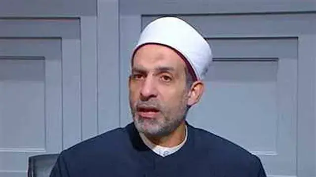 أمين الفتوى يحذر من الصلاة على الكرسي: لا تجوز في هذه الحالة