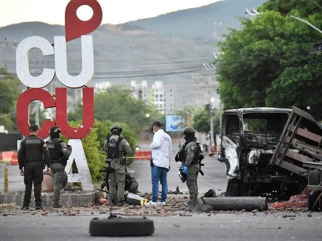 كولومبيا.. إصابة 11 شخصا بينهم 8 شرطيين بانفجار سيارة مفخخة