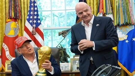 أول منافس لإنفانتينو على رئاسة الفيفا بعد أزمة "بيع كأس العالم"