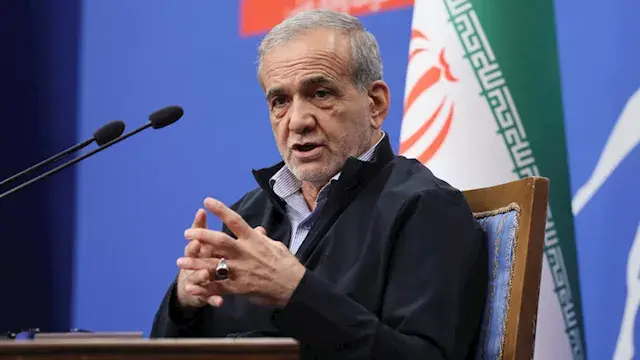 تقارير: الحرس الثوري يدير إيران بـ"مجلس عسكري" ويمنع بزشكيان من لقاء خامنئي