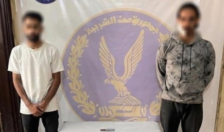 القبض على المتهم باعتلاء سطح منزله والتعدي على جيرانه بالسب في الشرقية