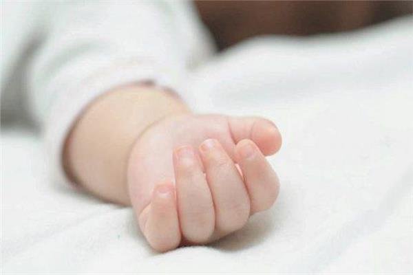 العثور على رضيعة بمحيط إحدى قرى كوم أمبو